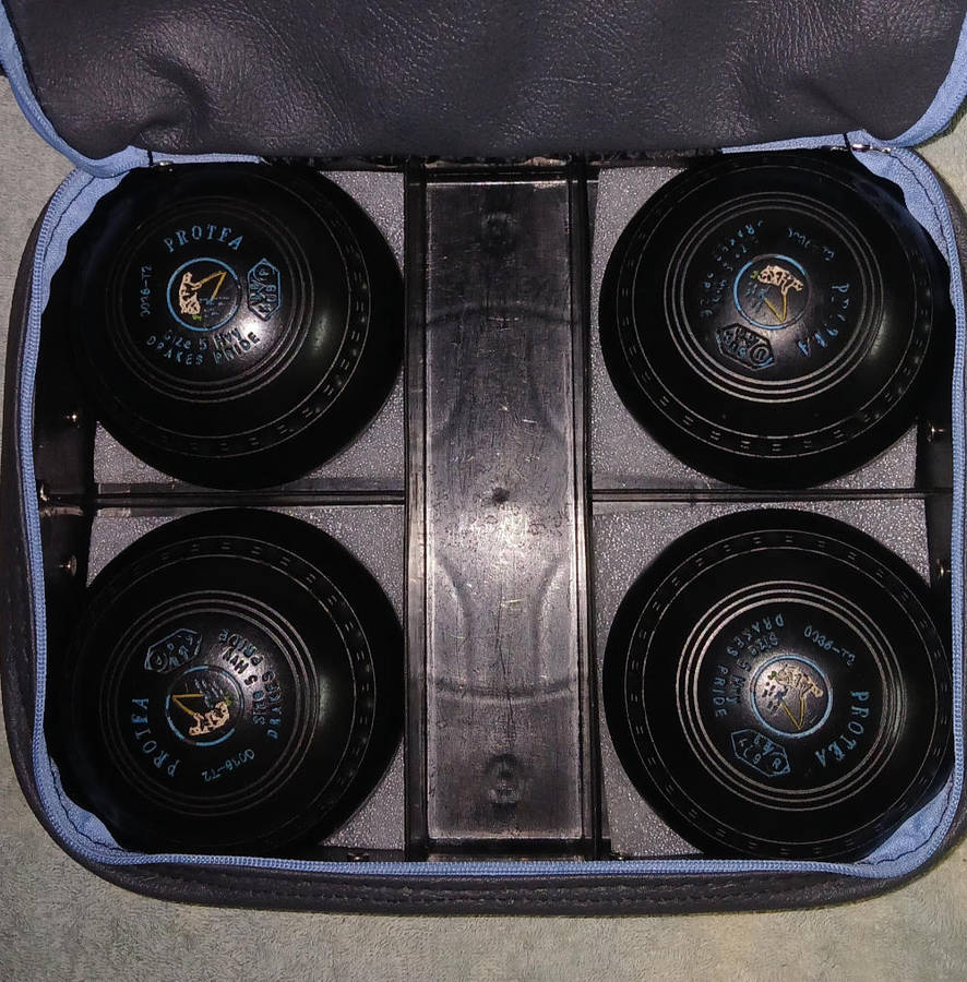 Drakes Pride Lawn Bowls & Brand New Drakes Pride Bag