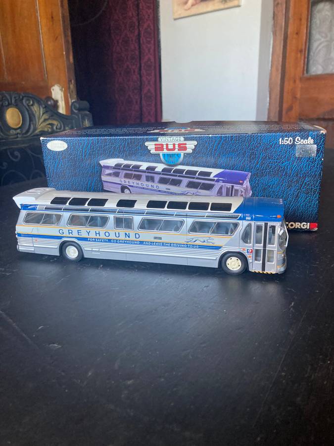 GM GREYHOUND BUS BY CORGI 1:50 SCALE WITH BOX