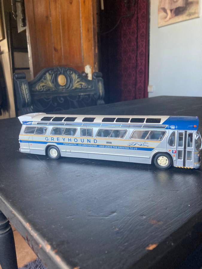 GM GREYHOUND BUS BY CORGI 1:50 SCALE WITH BOX