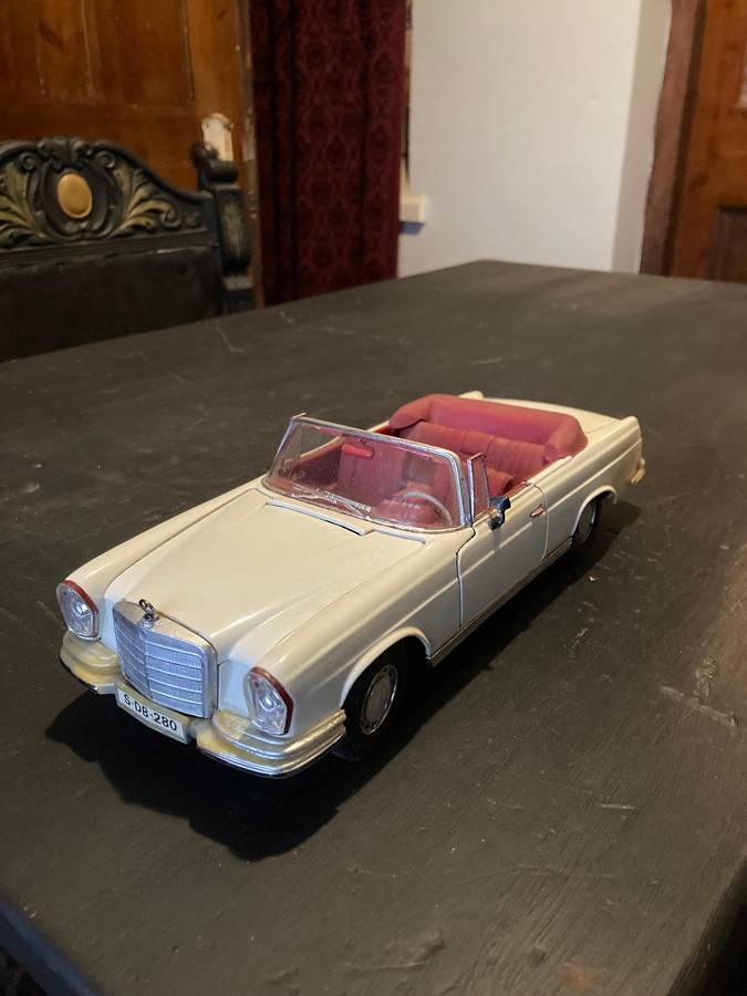 MERCEDES BENZ 280SE 1: 18 SCALE