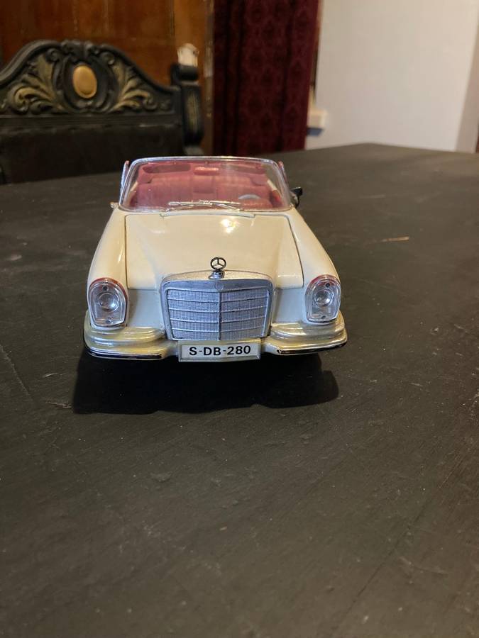 MERCEDES BENZ 280SE 1: 18 SCALE