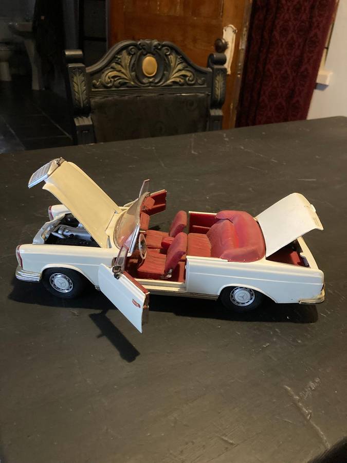 MERCEDES BENZ 280SE 1: 18 SCALE