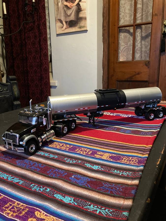 MACK TRUCK AND TANKER 1:34 SCALE