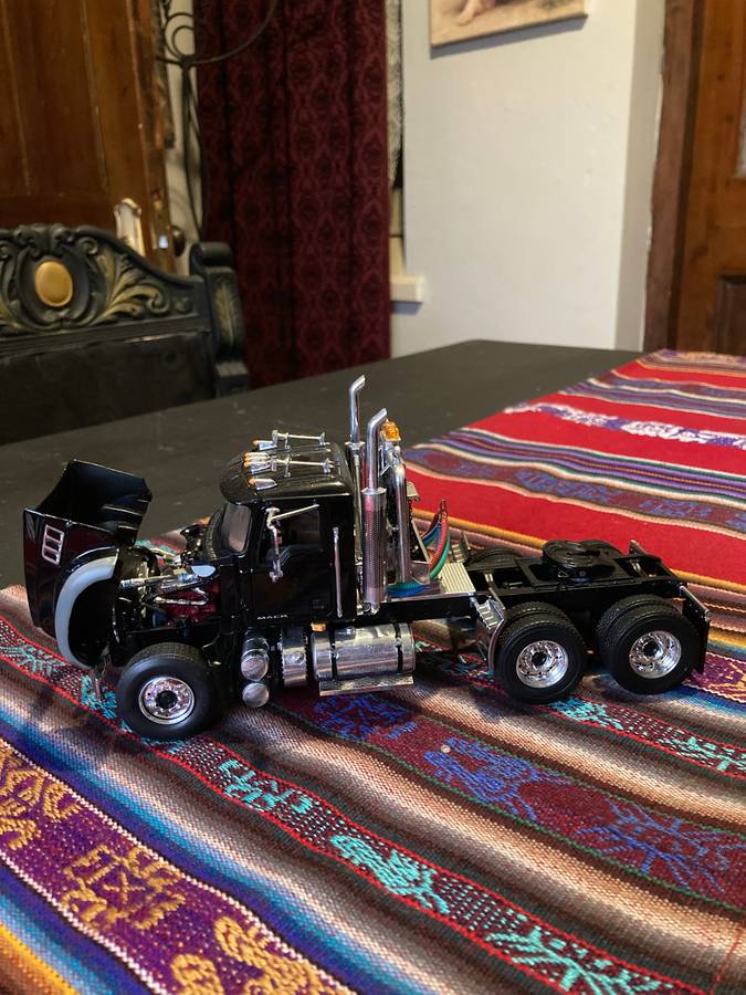MACK TRUCK AND TANKER 1:34 SCALE