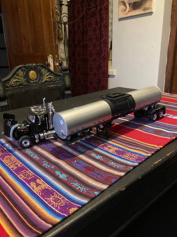 MACK TRUCK AND TANKER 1:34 SCALE