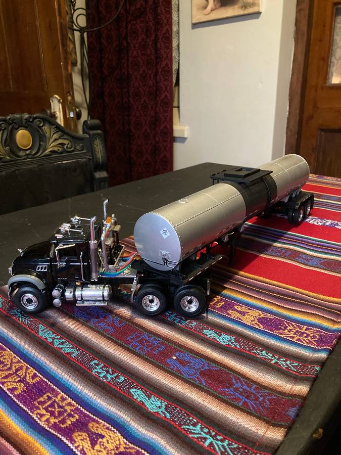 MACK TRUCK AND TANKER 1:34 SCALE