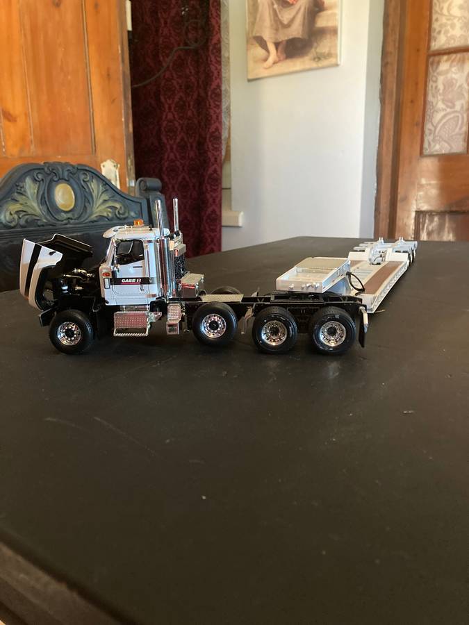 INTERNATIONAL TRUCK AND LOWBED TRAILER BY FIRST GEAR