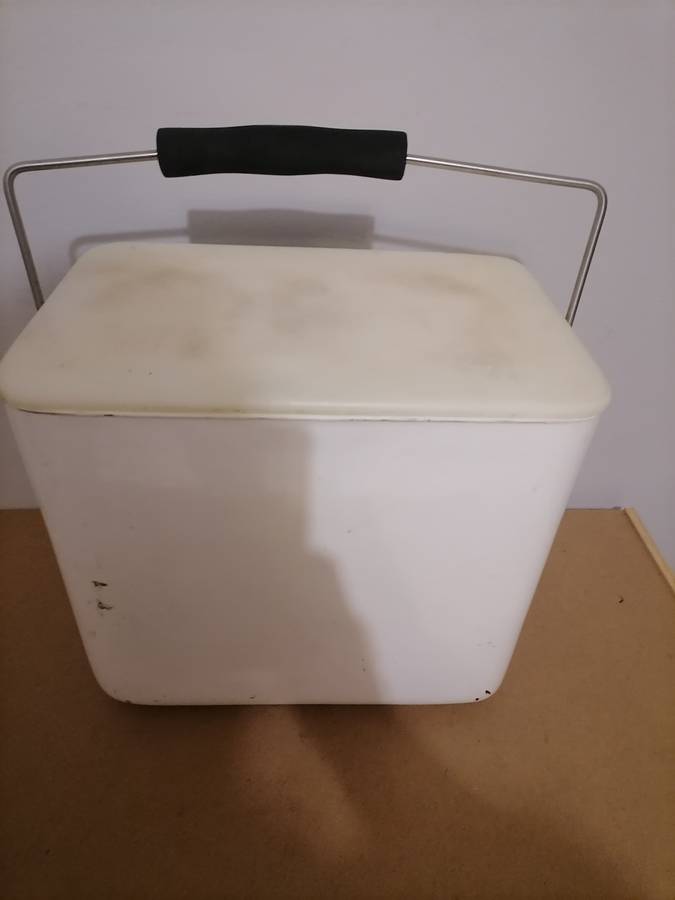 Safari Chiller Fibre Glass Cooler 12l - Good used condition - Cooler Great inside