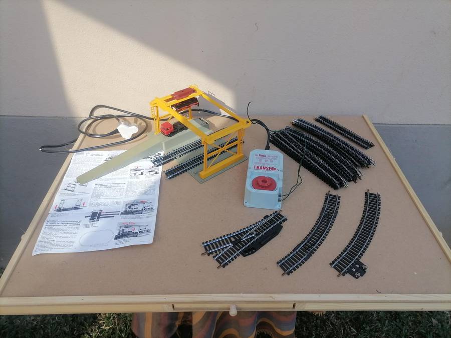 Lima HO Container Uploading base with 20 Tracks and Power Supply