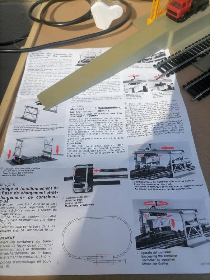 Lima HO Container Uploading base with 20 Tracks and Power Supply