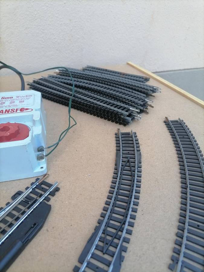 Lima HO Container Uploading base with 20 Tracks and Power Supply