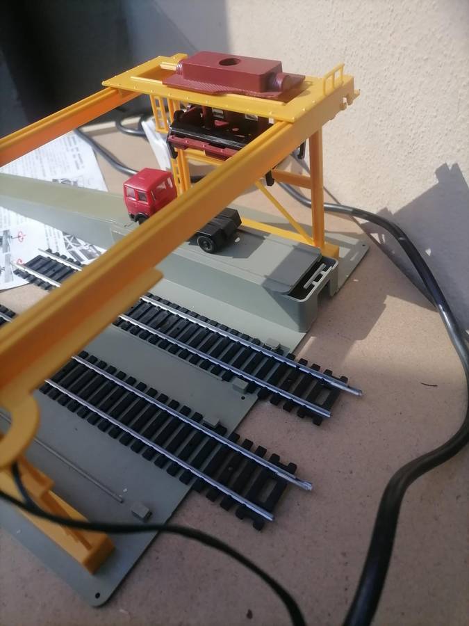 Lima HO Container Uploading base with 20 Tracks and Power Supply