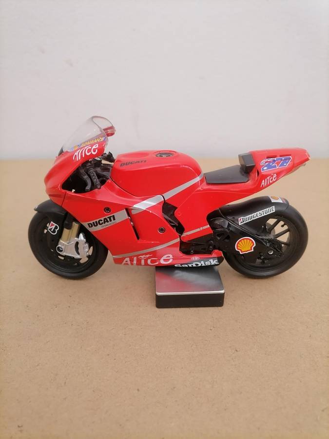 Casey Stoner. Ducati Desmosedici. 2008 1/12 NEWRAY - Die Cast - NO Stand