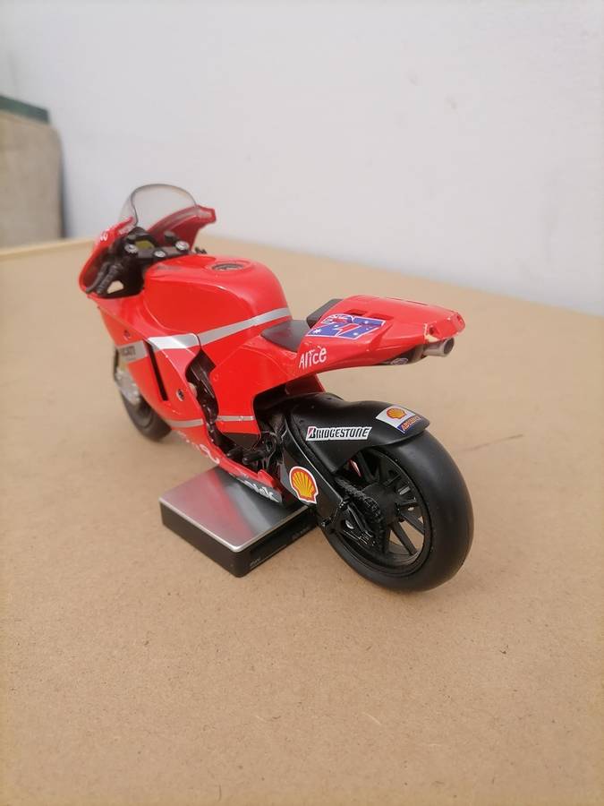 Casey Stoner. Ducati Desmosedici. 2008 1/12 NEWRAY - Die Cast - NO Stand