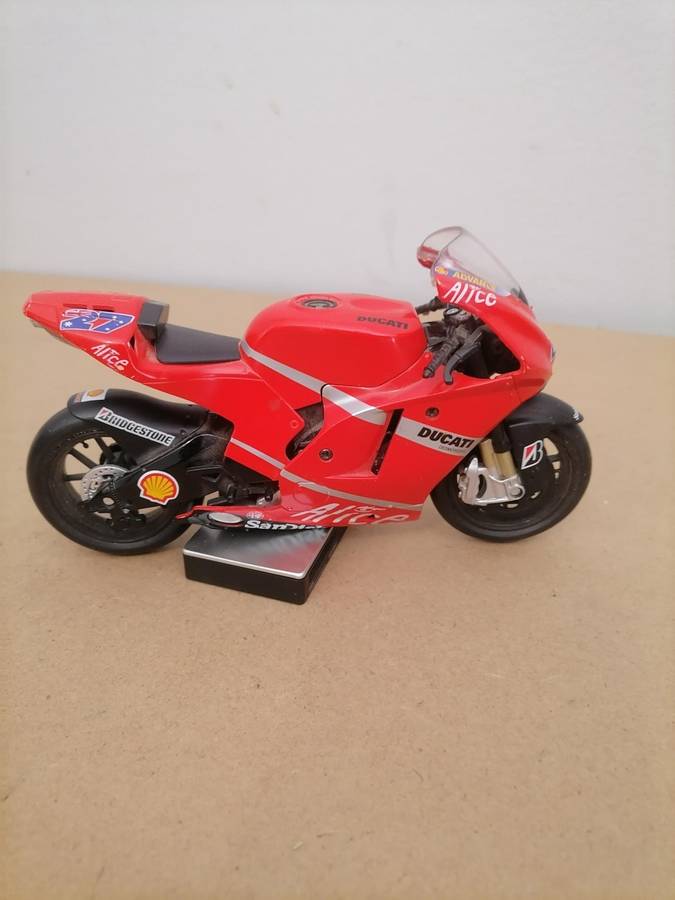 Casey Stoner. Ducati Desmosedici. 2008 1/12 NEWRAY - Die Cast - NO Stand