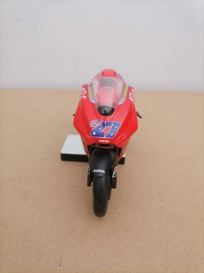 Casey Stoner. Ducati Desmosedici. 2008 1/12 NEWRAY - Die Cast - NO Stand