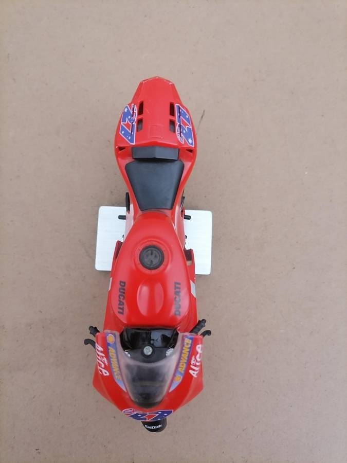 Casey Stoner. Ducati Desmosedici. 2008 1/12 NEWRAY - Die Cast - NO Stand