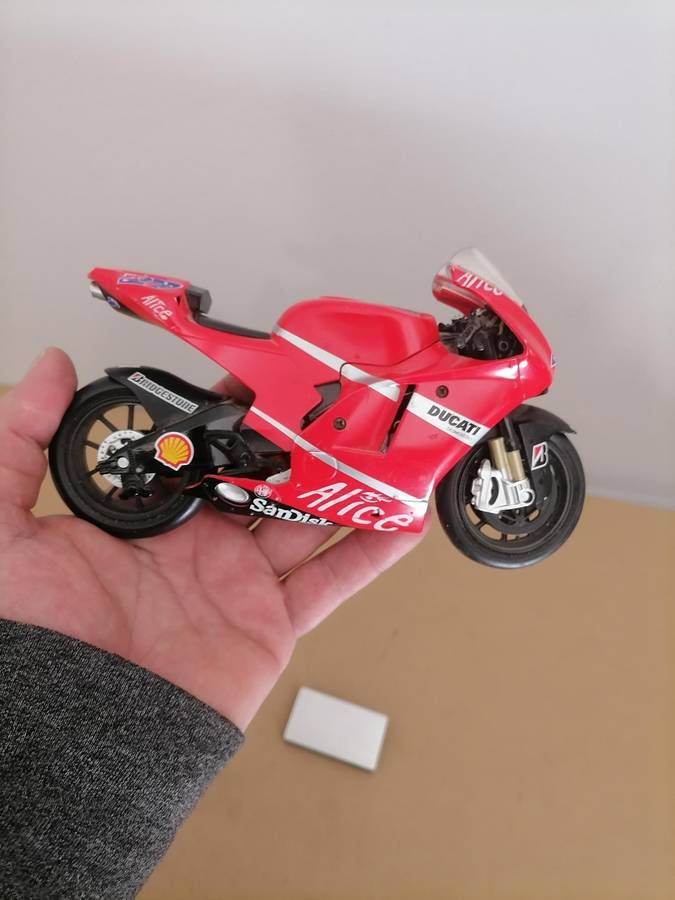 Casey Stoner. Ducati Desmosedici. 2008 1/12 NEWRAY - Die Cast - NO Stand