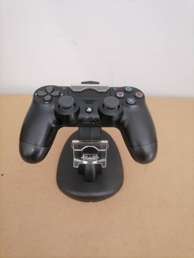 1 X ORIGINAL PS4 CONTROLLER AND 1 DUAL CHARGER AND DOCKING STATION - AMAZING CONDITION - 100% WORKIN