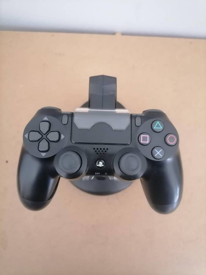 1 X ORIGINAL PS4 CONTROLLER AND 1 DUAL CHARGER AND DOCKING STATION - AMAZING CONDITION - 100% WORKIN