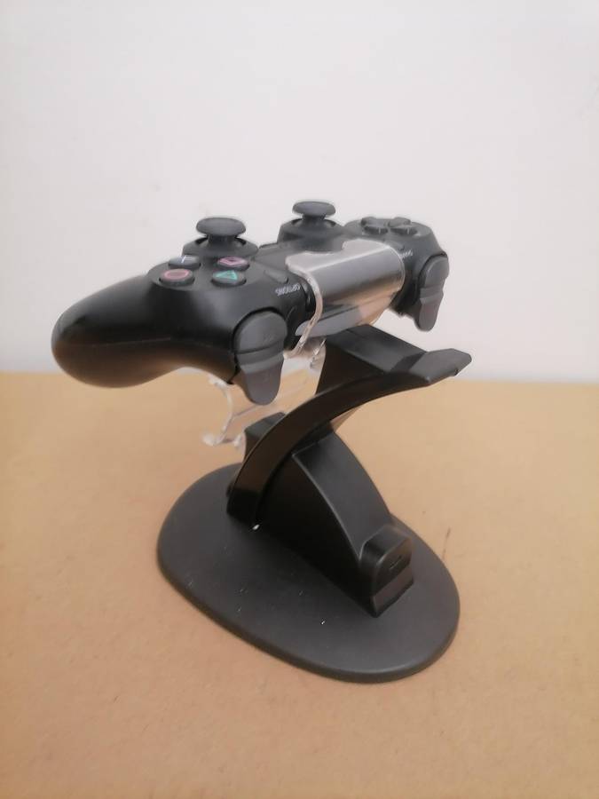 1 X ORIGINAL PS4 CONTROLLER AND 1 DUAL CHARGER AND DOCKING STATION - AMAZING CONDITION - 100% WORKIN