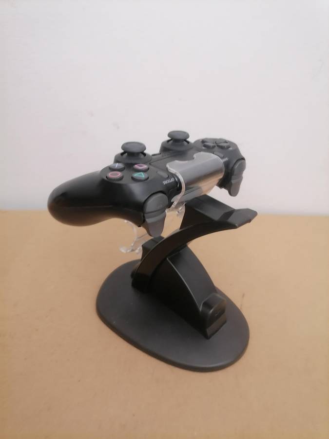 1 X ORIGINAL PS4 CONTROLLER AND 1 DUAL CHARGER AND DOCKING STATION - AMAZING CONDITION - 100% WORKIN