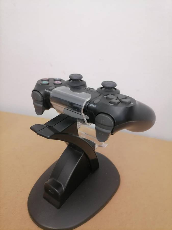 1 X ORIGINAL PS4 CONTROLLER AND 1 DUAL CHARGER AND DOCKING STATION - AMAZING CONDITION - 100% WORKIN