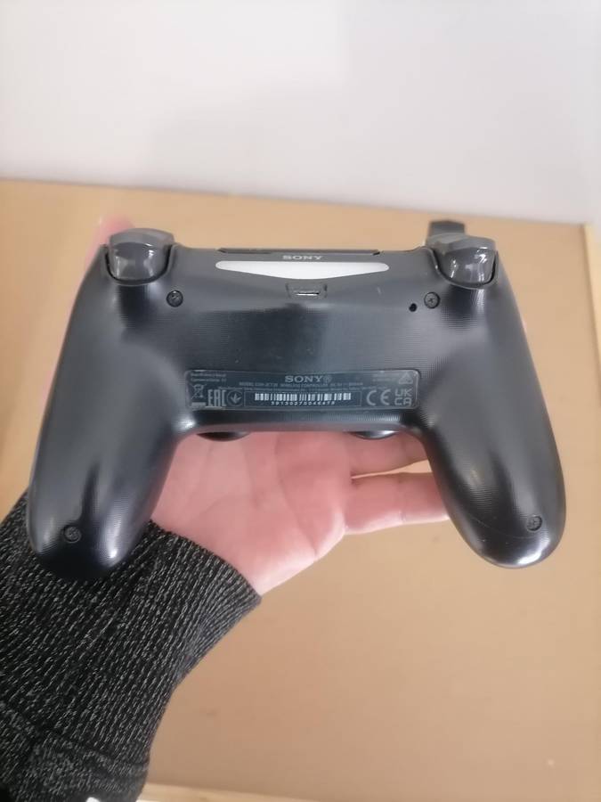 1 X ORIGINAL PS4 CONTROLLER AND 1 DUAL CHARGER AND DOCKING STATION - AMAZING CONDITION - 100% WORKIN