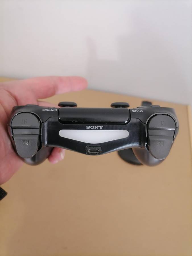 1 X ORIGINAL PS4 CONTROLLER AND 1 DUAL CHARGER AND DOCKING STATION - AMAZING CONDITION - 100% WORKIN