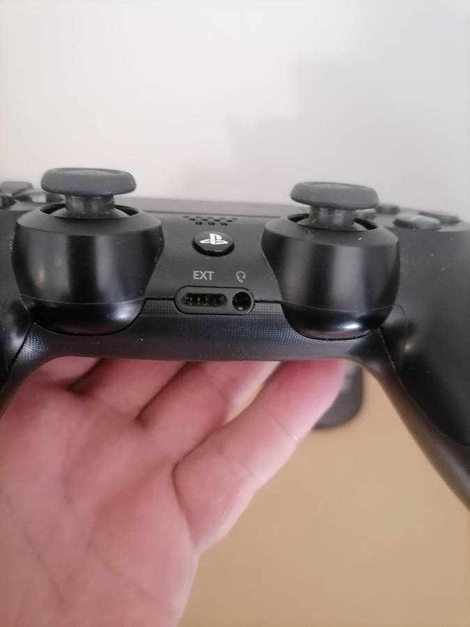 1 X ORIGINAL PS4 CONTROLLER AND 1 DUAL CHARGER AND DOCKING STATION - AMAZING CONDITION - 100% WORKIN