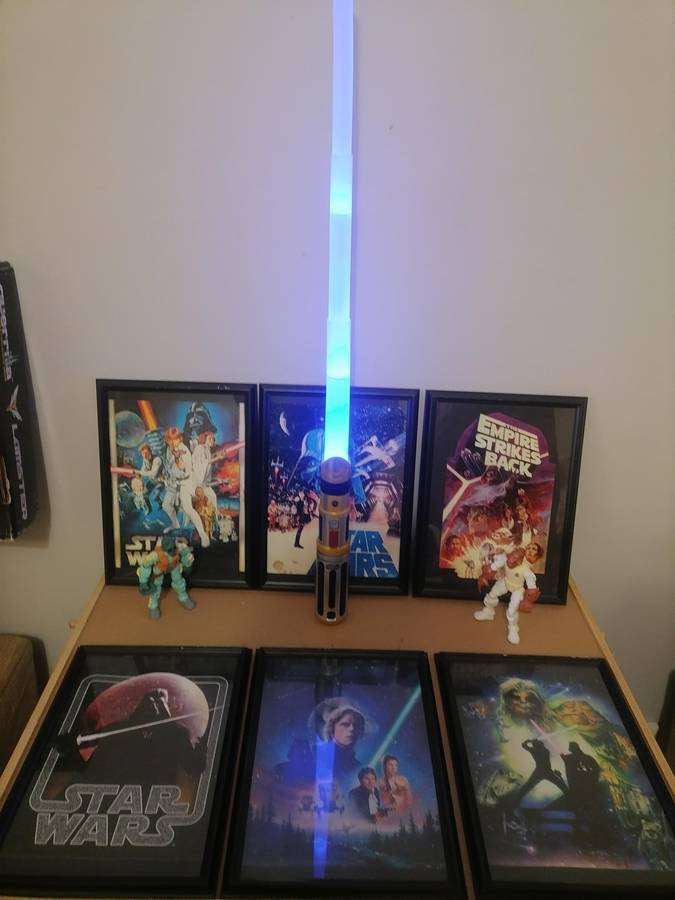 MASSIVE ORIGINAL STAR WARS BUNDEL - 1 Bladebuilders Force Master Lightsaber MULTI-COLORED - 6 FRAMED