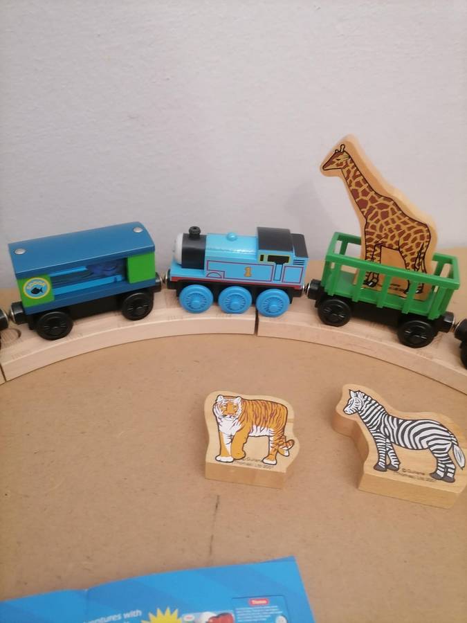 VINTAGE 2002 THOMAS & FRIENDS WOODEN RAILWAY - LOCAMOTIVE FULL ON METAL DIE CAST WORKS WITH BATTERIE