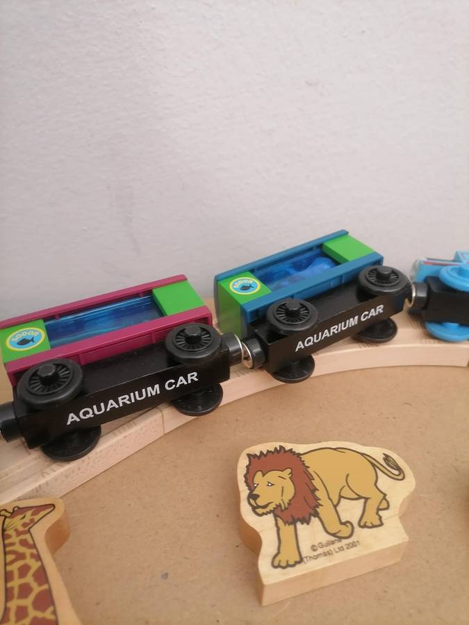 VINTAGE 2002 THOMAS & FRIENDS WOODEN RAILWAY - LOCAMOTIVE FULL ON METAL DIE CAST WORKS WITH BATTERIE