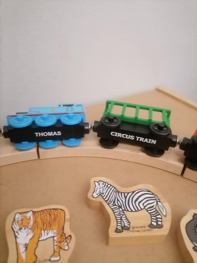 VINTAGE 2002 THOMAS & FRIENDS WOODEN RAILWAY - LOCAMOTIVE FULL ON METAL DIE CAST WORKS WITH BATTERIE
