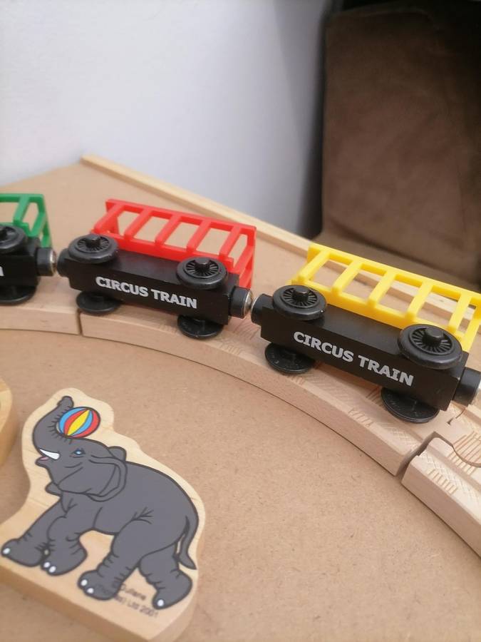 VINTAGE 2002 THOMAS & FRIENDS WOODEN RAILWAY - LOCAMOTIVE FULL ON METAL DIE CAST WORKS WITH BATTERIE