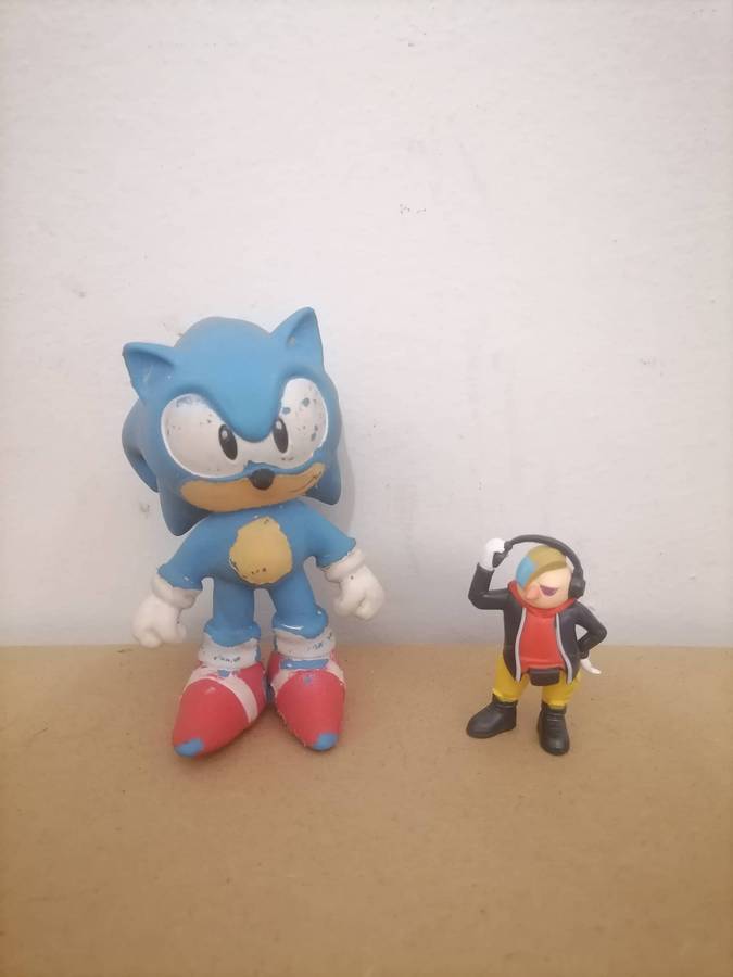 Sonic the Hedgehog Stretch Squishy Mini Toy plus Doctor Don't Sonic Figure - Silicone rubber