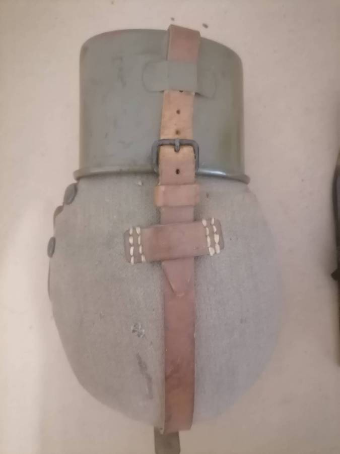 1944 - WW2 *AEMAX* GERMAN LATE-WAR CANTEEN SET WITH BROWN ENAMEL CUP + M1 LEATHER BAYONET FOG 1950'S