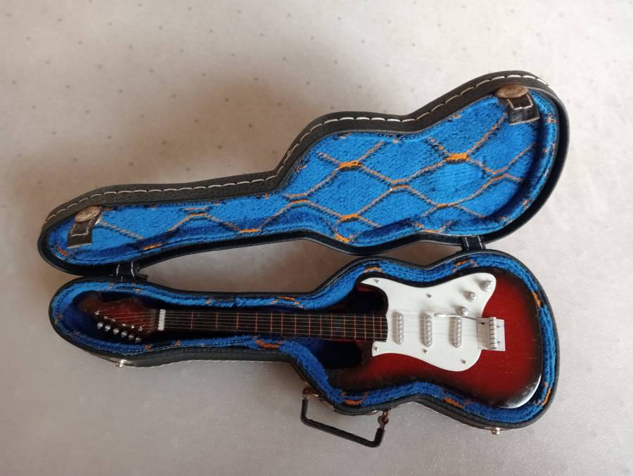 I KNOW NOTHING-very nice electric guitar about 300mm long in velvet case !!!! COMPLETE WITH STRINGS