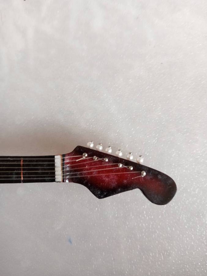 I KNOW NOTHING-very nice electric guitar about 300mm long in velvet case !!!! COMPLETE WITH STRINGS