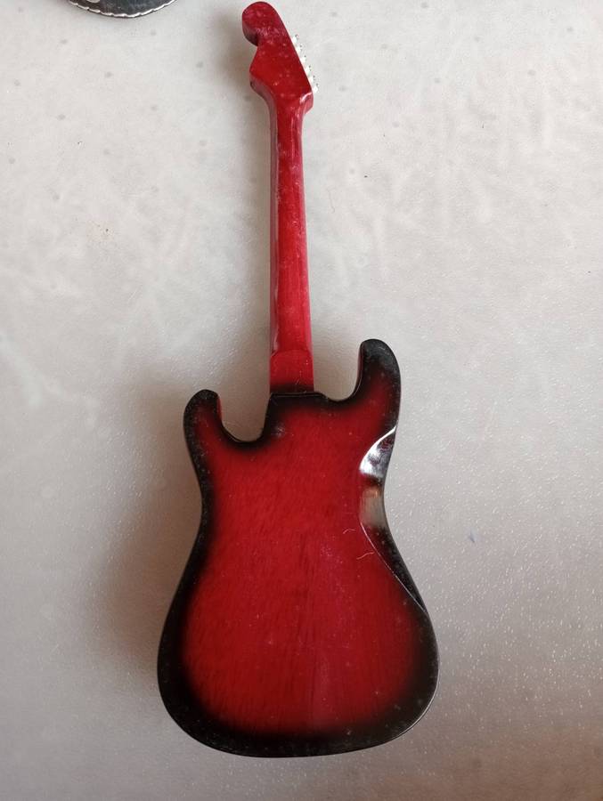 I KNOW NOTHING-very nice electric guitar about 300mm long in velvet case !!!! COMPLETE WITH STRINGS