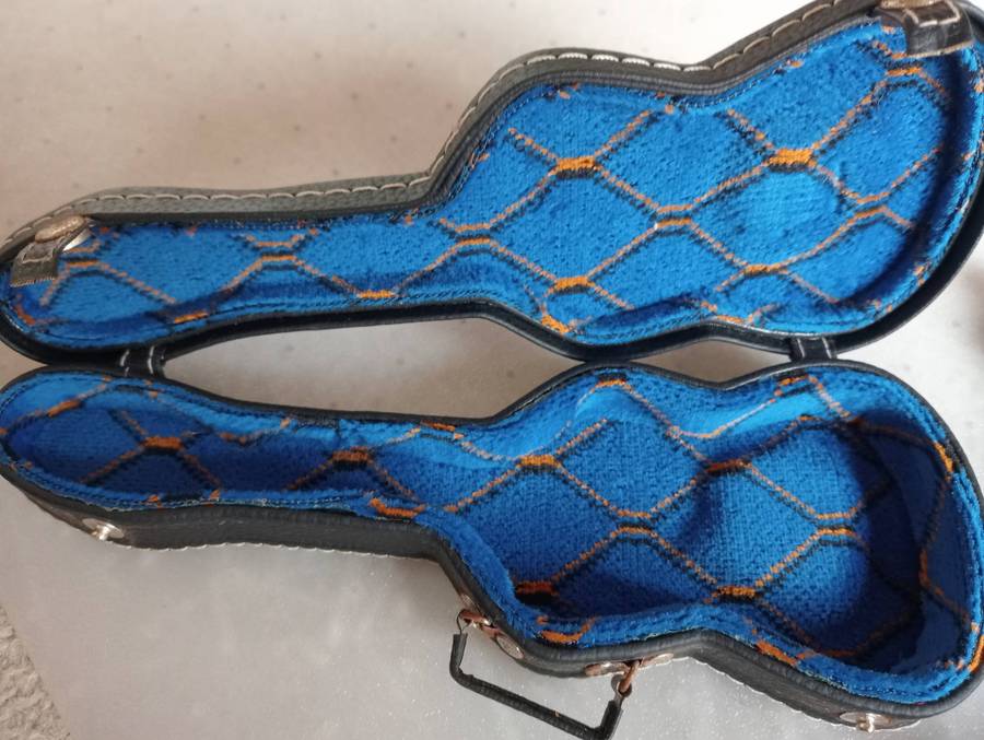 I KNOW NOTHING-very nice electric guitar about 300mm long in velvet case !!!! COMPLETE WITH STRINGS