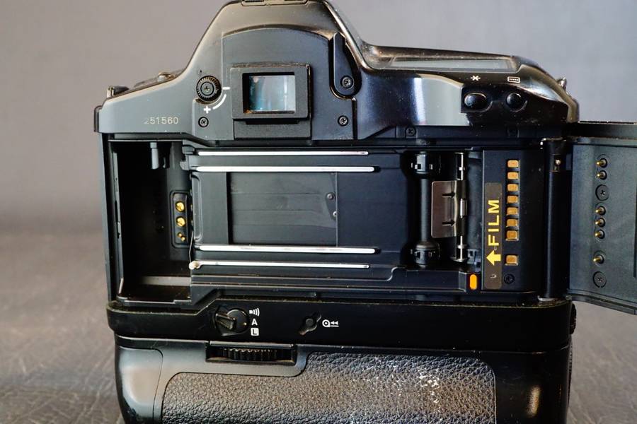 Canon EOS 1n 35mm SLR Film Camera with Canon E1 Battery Grip  **Good Condition**