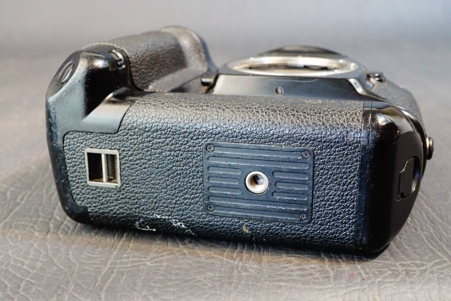 Canon EOS 1n 35mm SLR Film Camera with Canon E1 Battery Grip  **Good Condition**