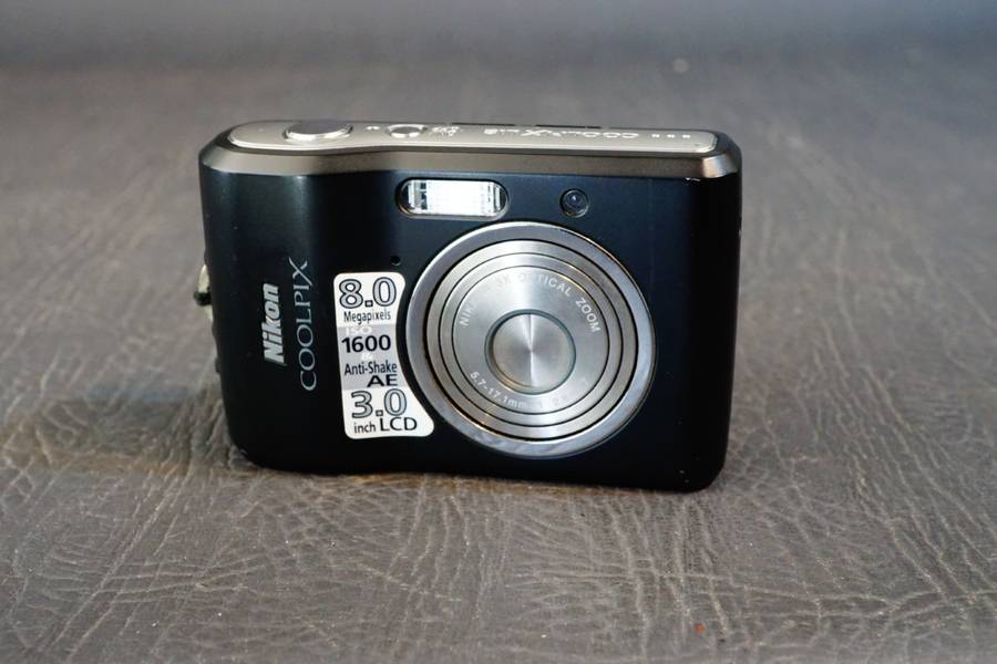 Nikon COOLPIX L18 8.0MP Compact Digital Camera Uses AA Batteries **Great Condition**
