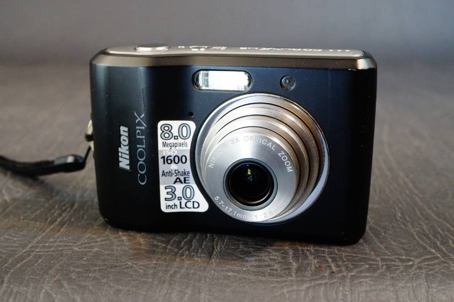 Nikon COOLPIX L18 8.0MP Compact Digital Camera Uses AA Batteries **Great Condition**