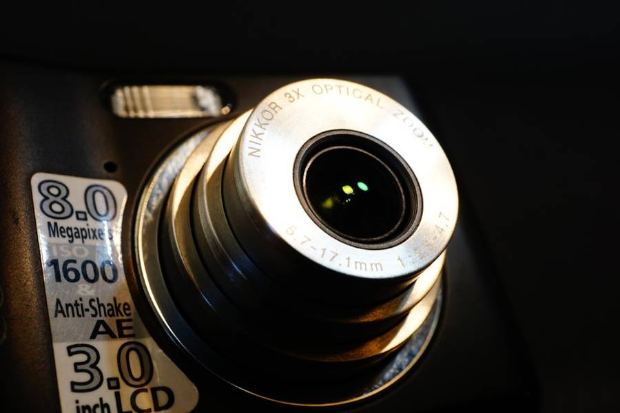 Nikon COOLPIX L18 8.0MP Compact Digital Camera Uses AA Batteries **Great Condition**