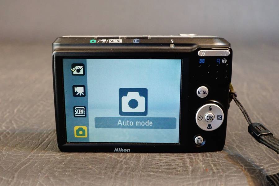 Nikon COOLPIX L18 8.0MP Compact Digital Camera Uses AA Batteries **Great Condition**