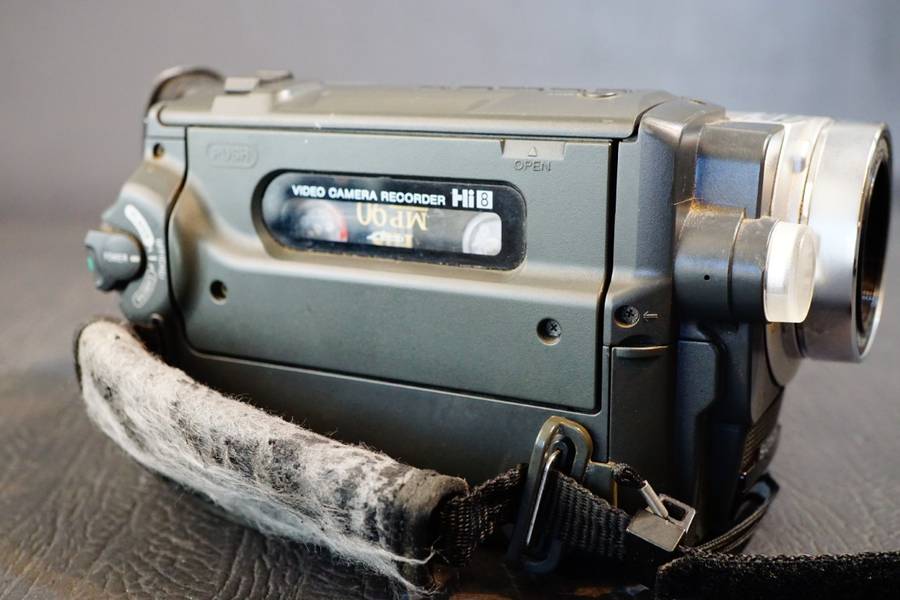 Sony CCD-TRV408E Hi8 Tape Digital Video Camera HANDYCAM Camcorder **Great Condition**