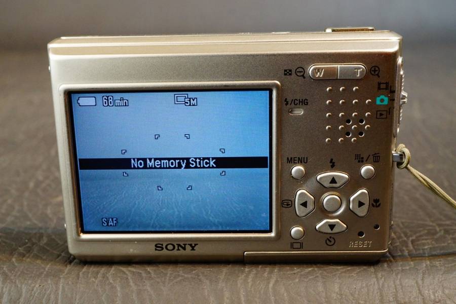 Sony Cyber-Shot DSC-T1 5.0MP Compact Digital Camera with Carl Zeiss Lens **Great Condition**