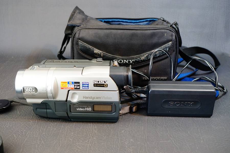 Sony CCD-TRV208E Hi8 Tape Digital Video Camera HANDYCAM Camcorder **Great Condition**